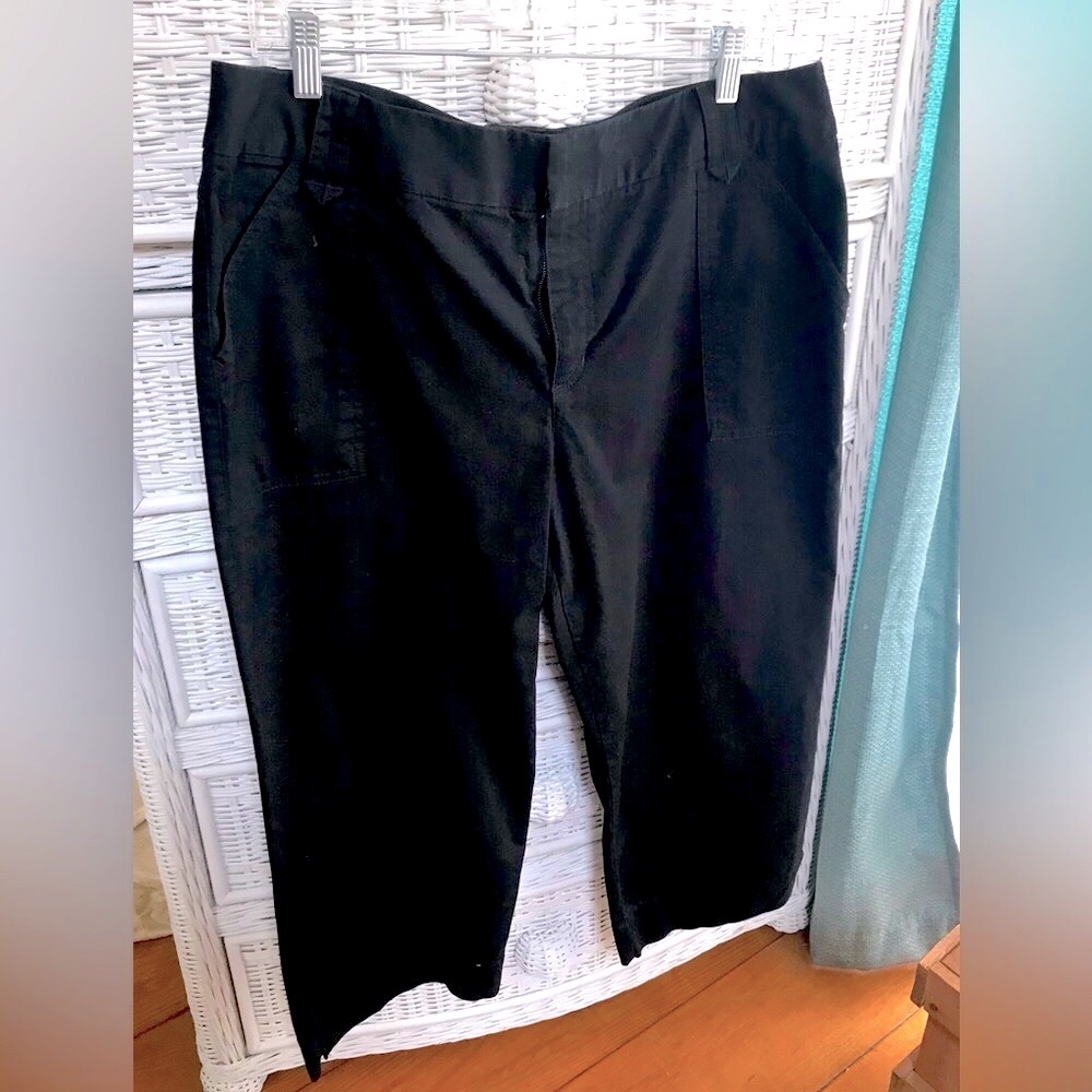 LIZ CLAIBORNE BLACK CAPRIS “AUDRA”